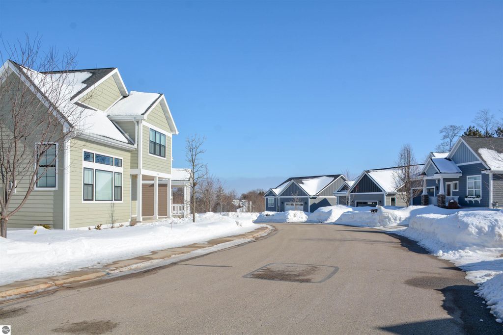 Image 3 of property listing at 11613 Whittington Street # 3, Traverse City, MI 49684