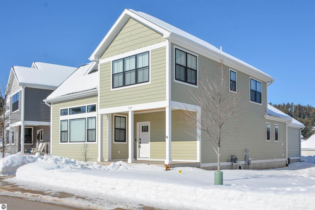 Image 5 of property listing at 11613 Whittington Street # 3, Traverse City, MI 49684