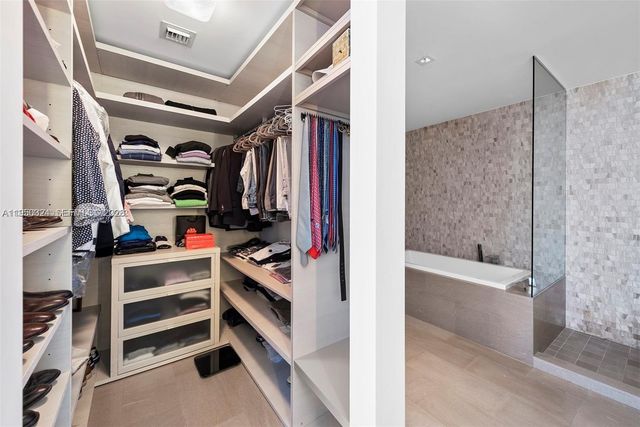 68 SE 6th St 3703, Miami, FL 33131