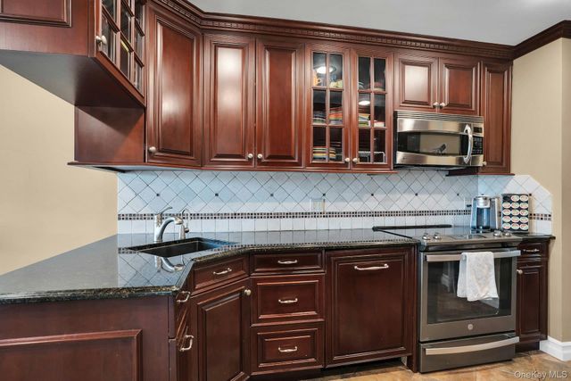 21 Ground Pine Court, Dix Hills, NY 11746