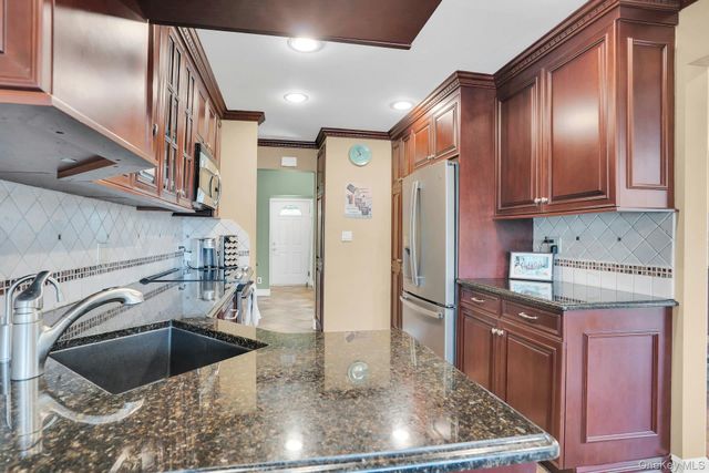 21 Ground Pine Court, Dix Hills, NY 11746