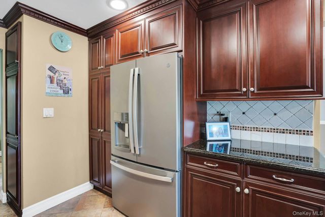 21 Ground Pine Court, Dix Hills, NY 11746