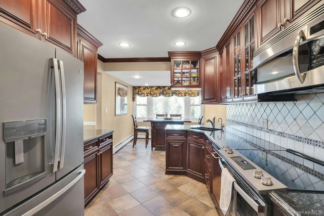 21 Ground Pine Court, Dix Hills, NY 11746