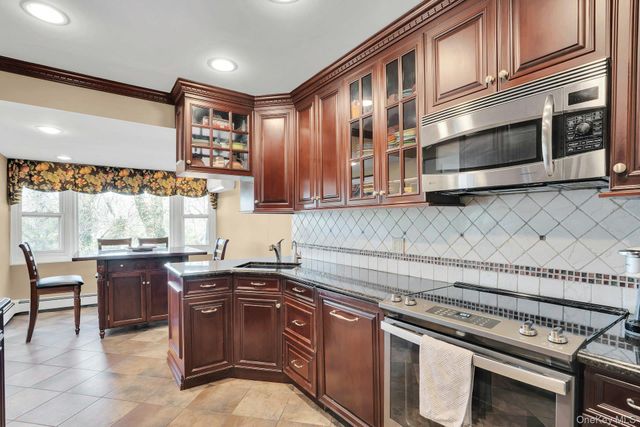 21 Ground Pine Court, Dix Hills, NY 11746