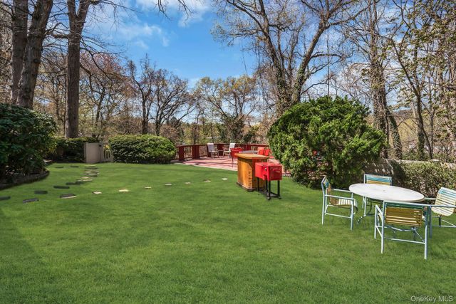 21 Ground Pine Court, Dix Hills, NY 11746