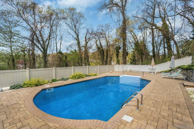 21 Ground Pine Court, Dix Hills, NY 11746