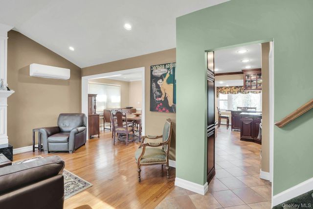 21 Ground Pine Court, Dix Hills, NY 11746