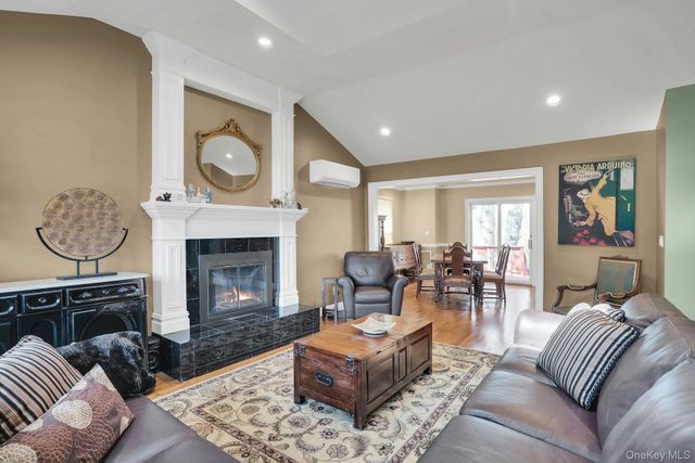 21 Ground Pine Court, Dix Hills, NY 11746