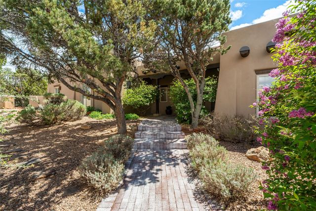 3112 Vista Sandia, Santa Fe, NM 87506