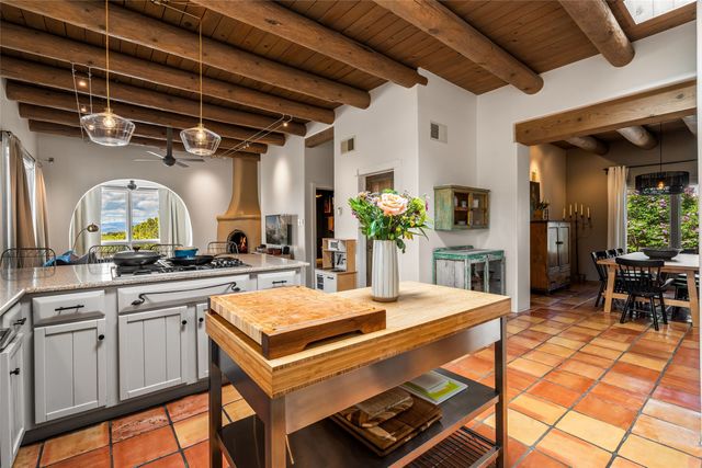 3112 Vista Sandia, Santa Fe, NM 87506