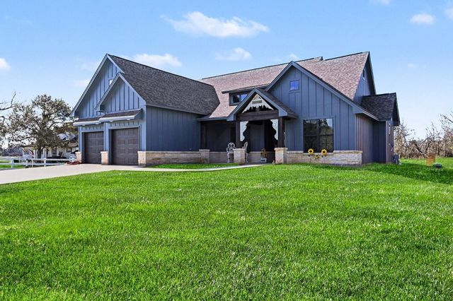 444 Mill Road, Angleton, TX 77515