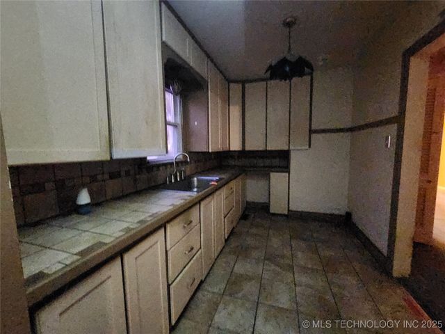 2015 S Dewey Avenue, Bartlesville, OK 74003