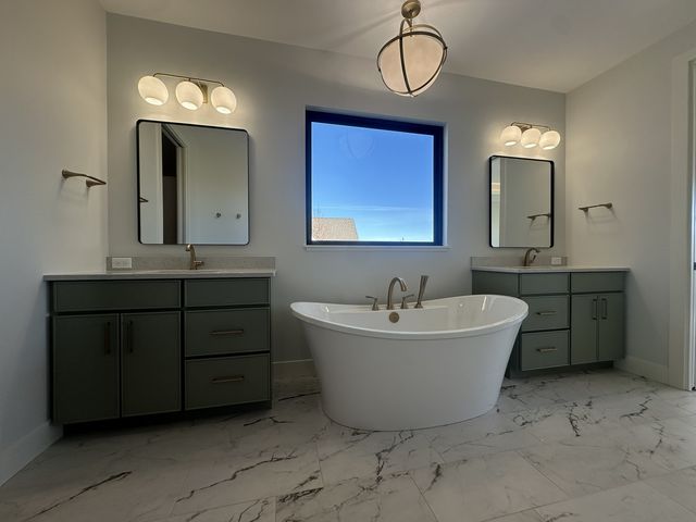 5127 Oak Ridge Court, Bettendorf, IA 52722