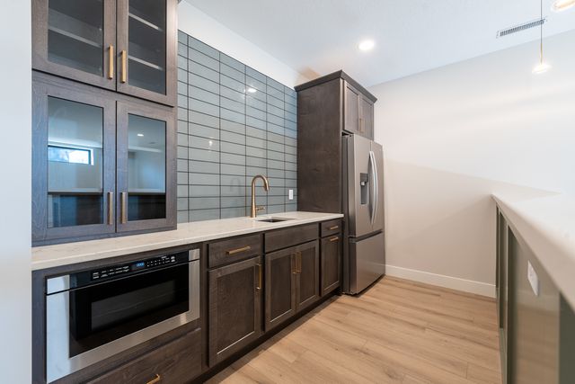 5127 Oak Ridge Court, Bettendorf, IA 52722