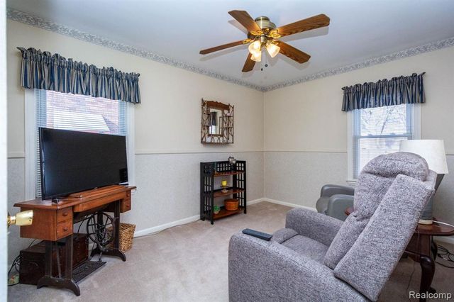 20927 Hawthorne Street, Harper Woods, MI 48225