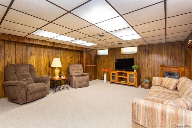 20927 Hawthorne Street, Harper Woods, MI 48225