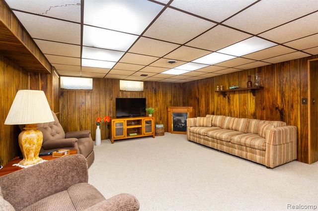 20927 Hawthorne Street, Harper Woods, MI 48225