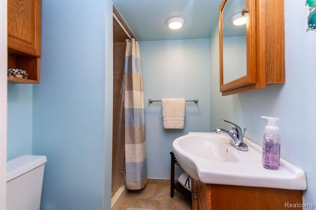 20927 Hawthorne Street, Harper Woods, MI 48225