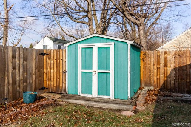 20927 Hawthorne Street, Harper Woods, MI 48225