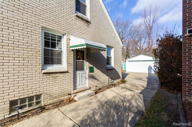 20927 Hawthorne Street, Harper Woods, MI 48225