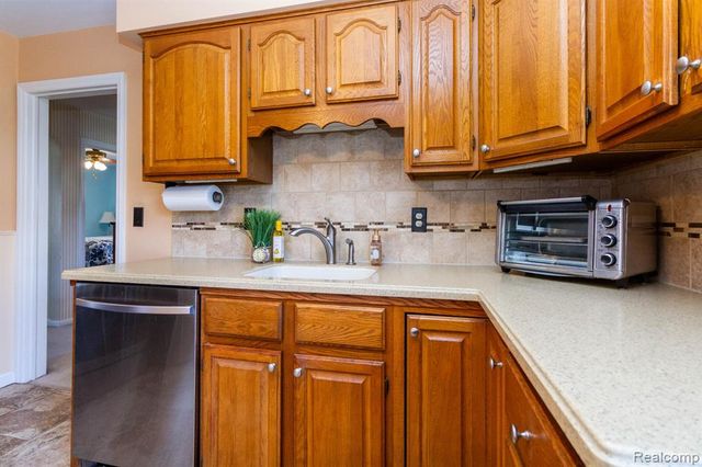 20927 Hawthorne Street, Harper Woods, MI 48225