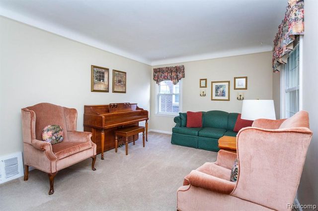 20927 Hawthorne Street, Harper Woods, MI 48225