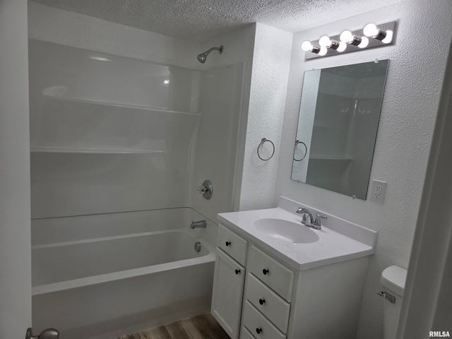 424 ALTA VISTA Terrace, Creve Coeur, IL 61610