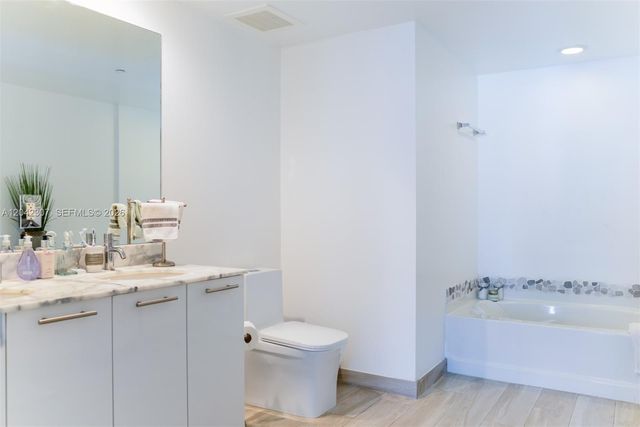 950 Brickell Bay Dr 3406, Miami, FL 33131