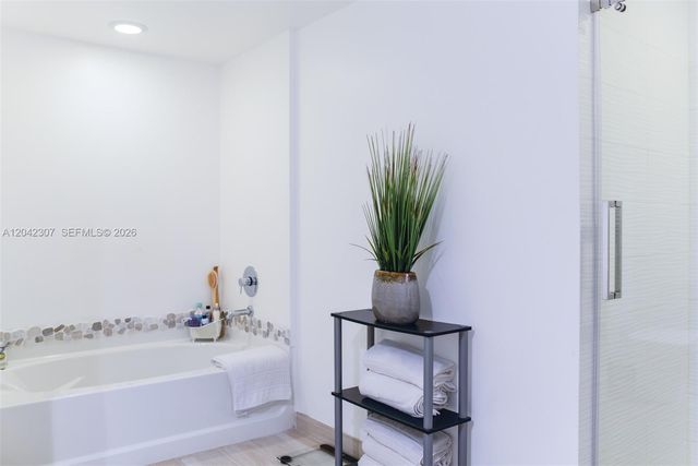 950 Brickell Bay Dr 3406, Miami, FL 33131