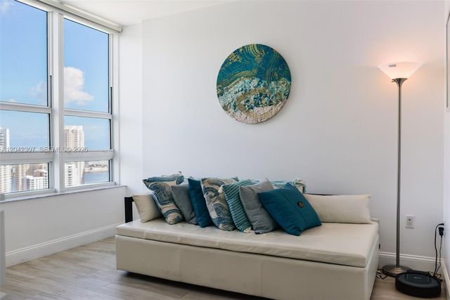 950 Brickell Bay Dr 3406, Miami, FL 33131