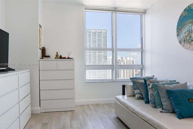 950 Brickell Bay Dr 3406, Miami, FL 33131