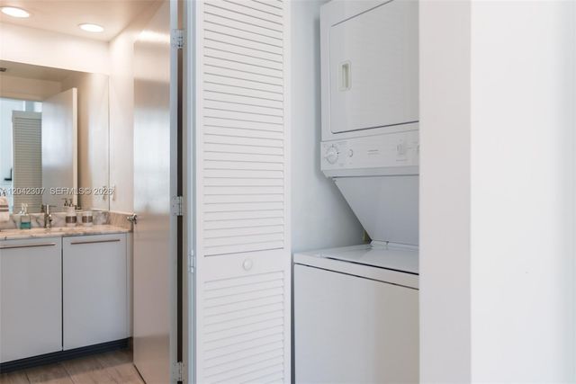 950 Brickell Bay Dr 3406, Miami, FL 33131