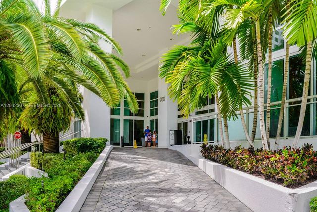 950 Brickell Bay Dr 3406, Miami, FL 33131