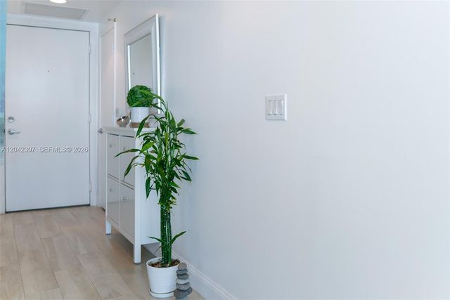 950 Brickell Bay Dr 3406, Miami, FL 33131