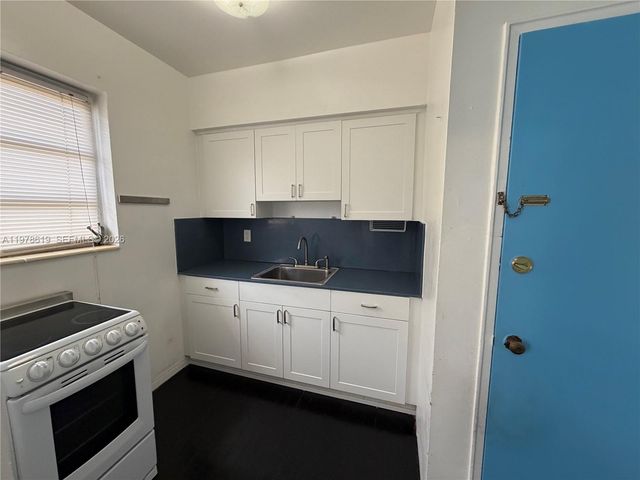 4730 Pine Tree Dr 11, Miami Beach, FL 33140