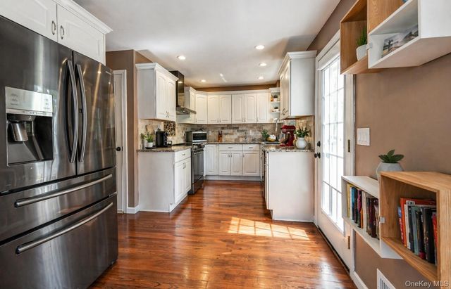 6 Huyler Road, Setauket, NY 11733