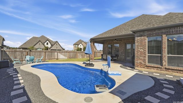 2037 Creekview, Seguin, TX 78155