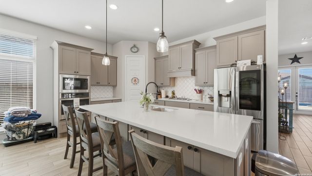 2037 Creekview, Seguin, TX 78155