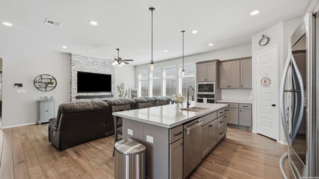 2037 Creekview, Seguin, TX 78155