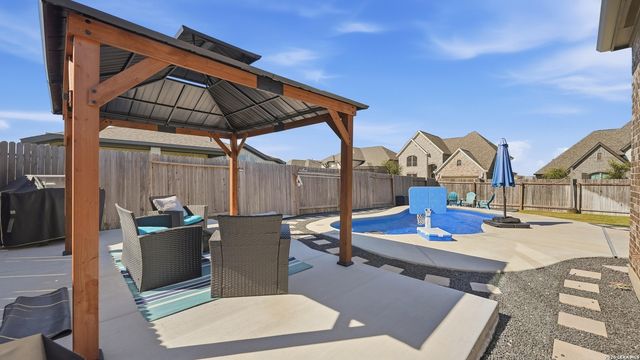 2037 Creekview, Seguin, TX 78155