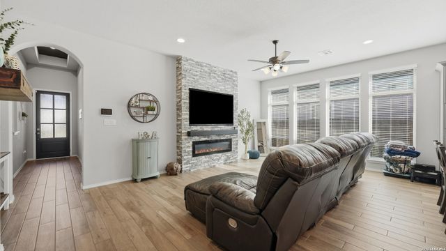 2037 Creekview, Seguin, TX 78155