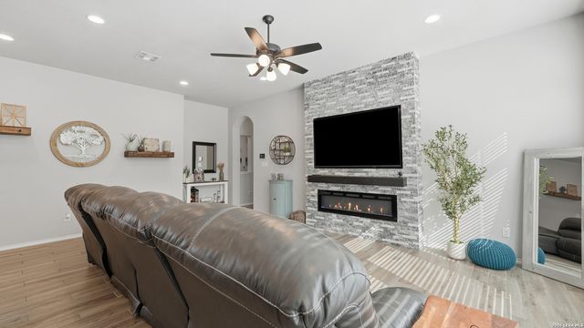 2037 Creekview, Seguin, TX 78155