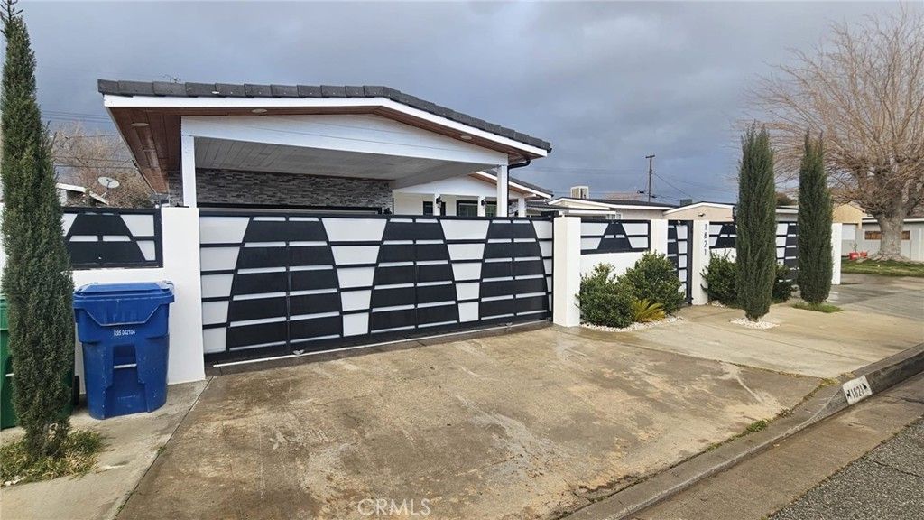 Image 2 of property listing at 1821 E Avenue Q12, Palmdale, CA 93550