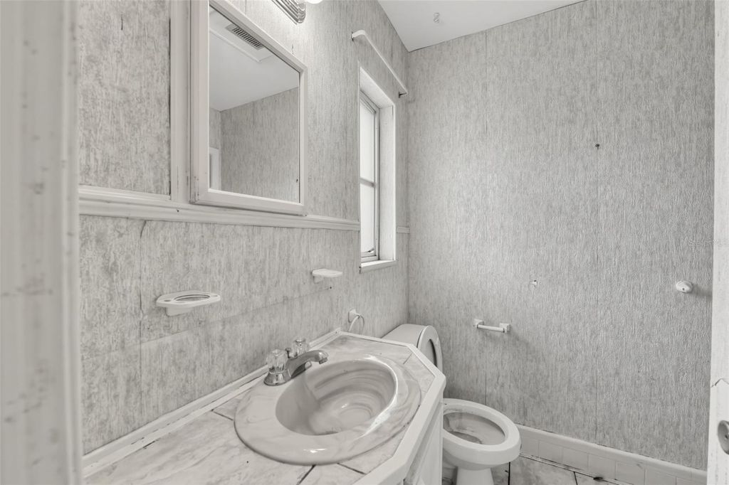 Image 24 of property listing at 109 N MAYWOOD AVENUE, Clearwater, FL 33765
