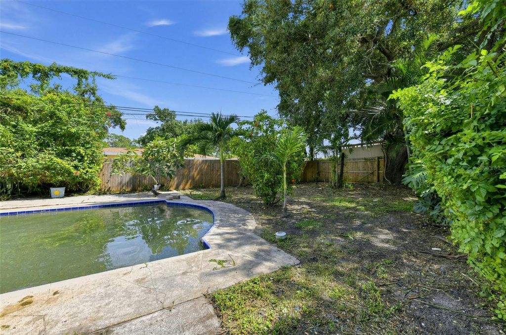 Image 26 of property listing at 109 N MAYWOOD AVENUE, Clearwater, FL 33765