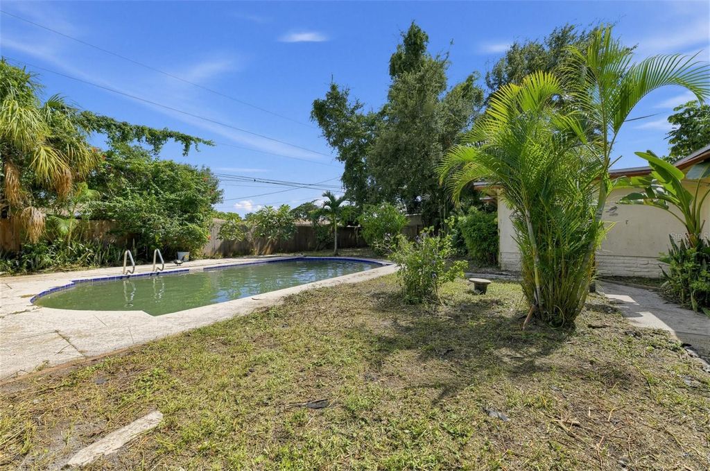 Image 27 of property listing at 109 N MAYWOOD AVENUE, Clearwater, FL 33765