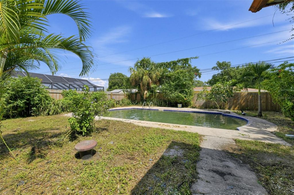 Image 28 of property listing at 109 N MAYWOOD AVENUE, Clearwater, FL 33765