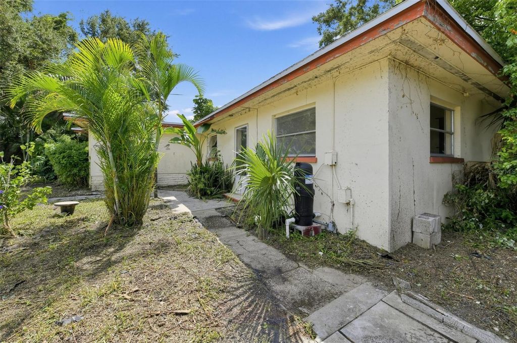 Image 29 of property listing at 109 N MAYWOOD AVENUE, Clearwater, FL 33765