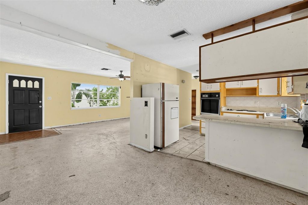 Image 8 of property listing at 109 N MAYWOOD AVENUE, Clearwater, FL 33765
