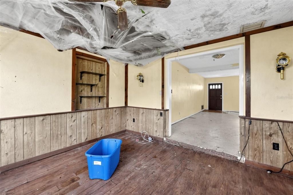 Image 10 of property listing at 109 N MAYWOOD AVENUE, Clearwater, FL 33765
